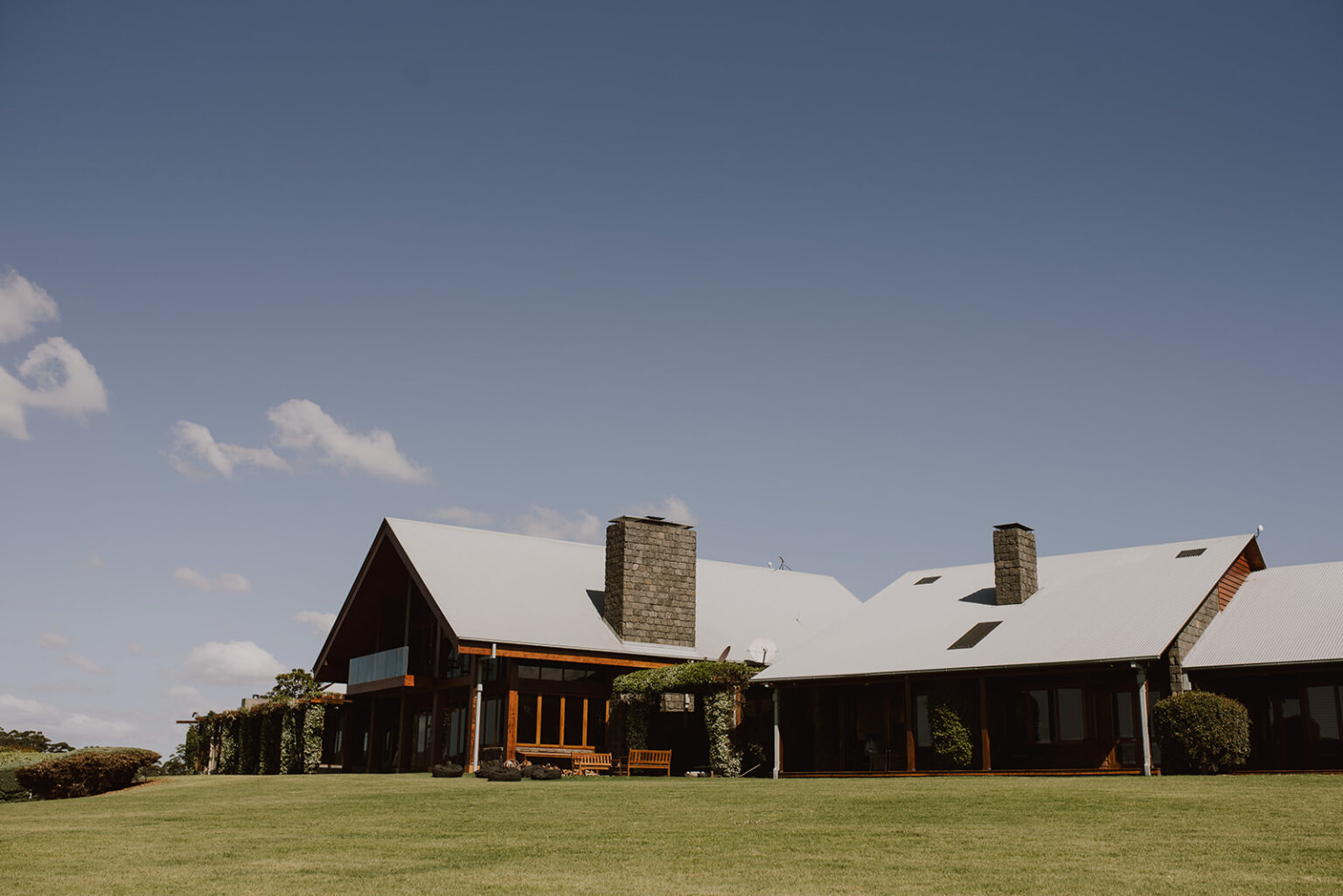 Spicers Peak Lodge on the grassy plateau at twilight