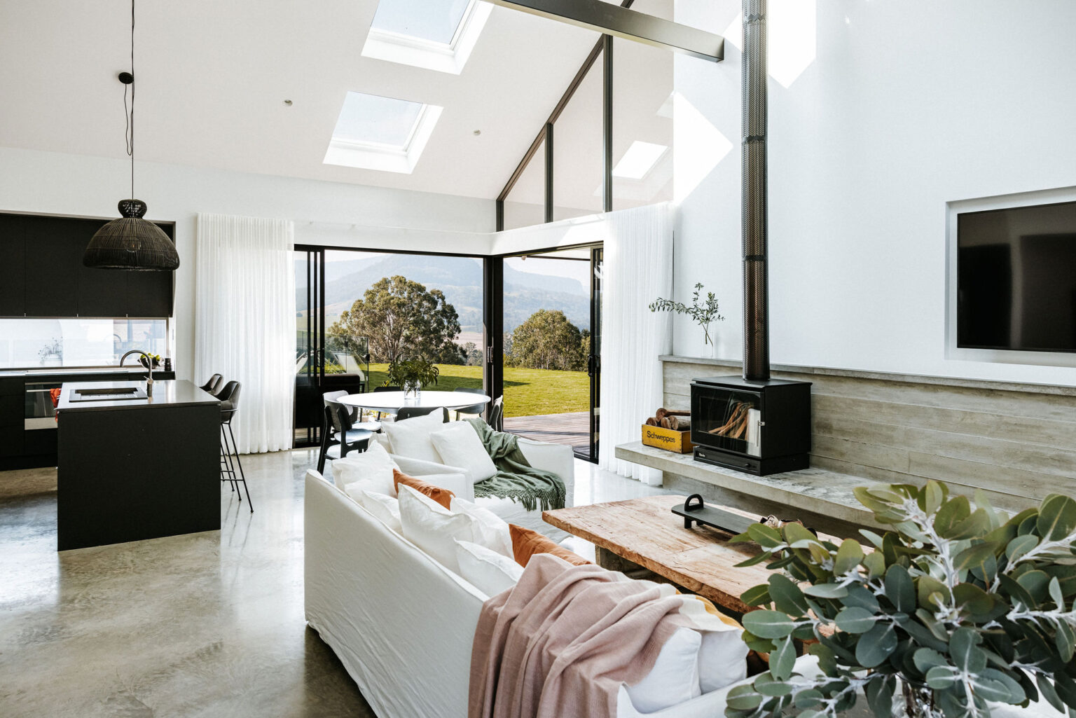 Open-plan living room with fireplace at La Belle Vallée