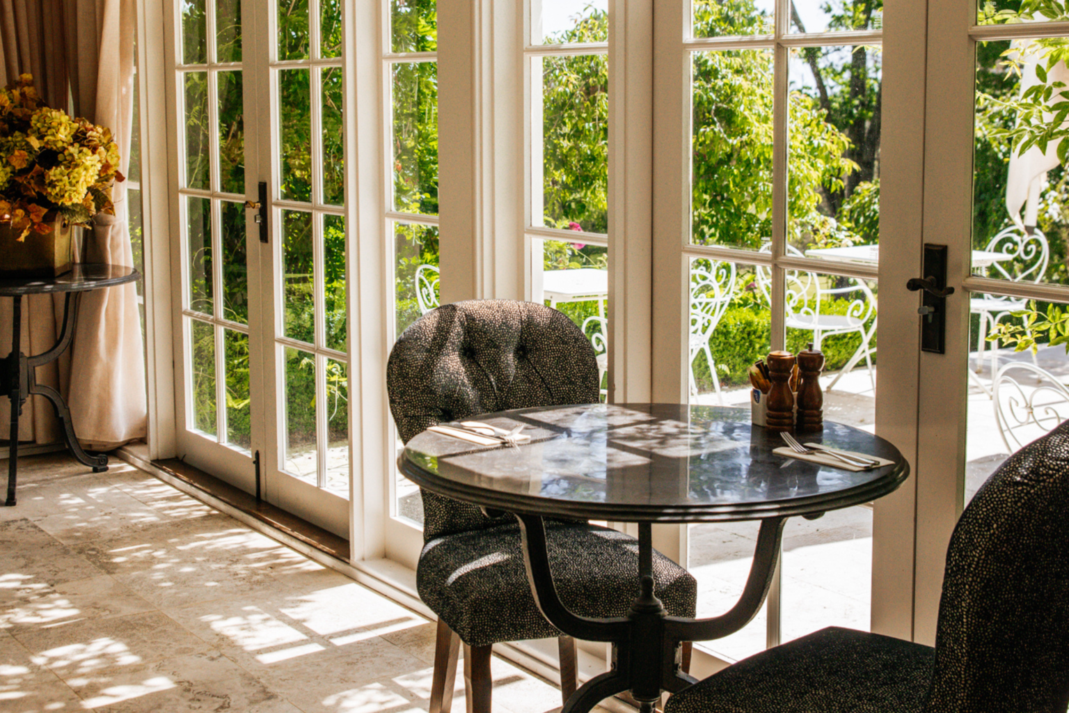 Sunlit sitting room with garden views at Parklands